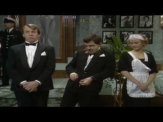 Mr Bean - Headbuts the Queen