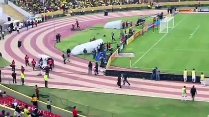 Le police poursuit Enner Valencia en pleine rencontre - Équateur vs. Chili