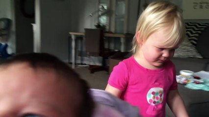 Mira el conmovedor abrazo de una niña a su hermanita que se hizo viral