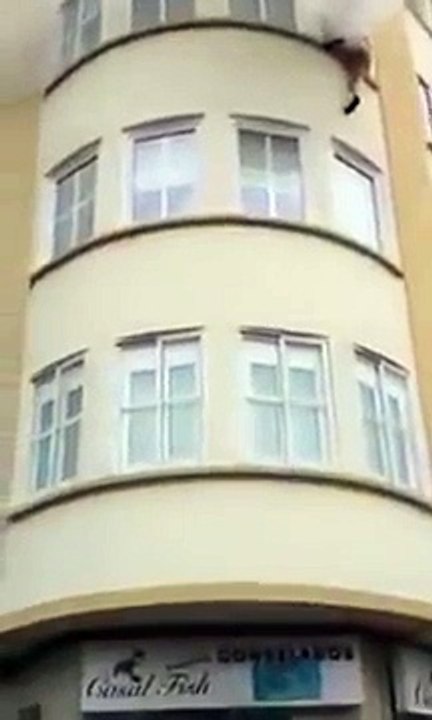 Une femme saute du 3è étage d’un immeuble en feu