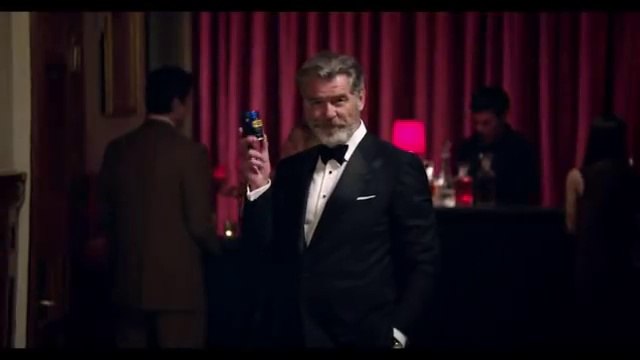 Pierce Brosnan fait la pub de chewing gum en Inde dangereux pour la santé... FAIL