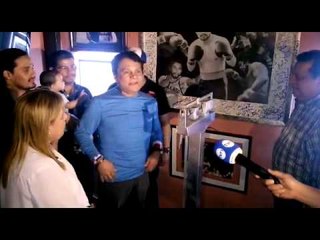 Roberto "Mano de Piedra" Durán recibe pesa romana