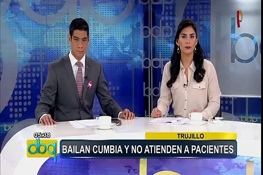 Captan a trabajadores de hospital bailando mientras mujer espera atención médica