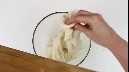 Pâte à pizza, mozzarella et ail, les meilleurs ingrédients pour concocter un délicieux snack filant