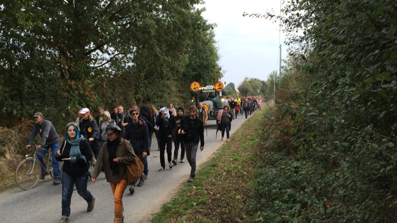 Cortège de manifestants anti-NDDL aux abords de Bellevue, lieu de rassemblement.