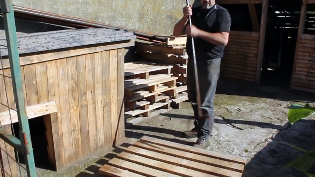 Les fans des palettes! Voilà une super technique pour déclouer des palettes en moins de 1 min! Astuce à ne pas rater!