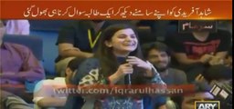 A young girl gets shy and blushing while requesting a Selfie with Shahid Afridi - Video