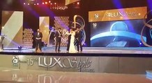 Fawad Khan drops & breaks ‎Lux Style Award 2016‬ trophy