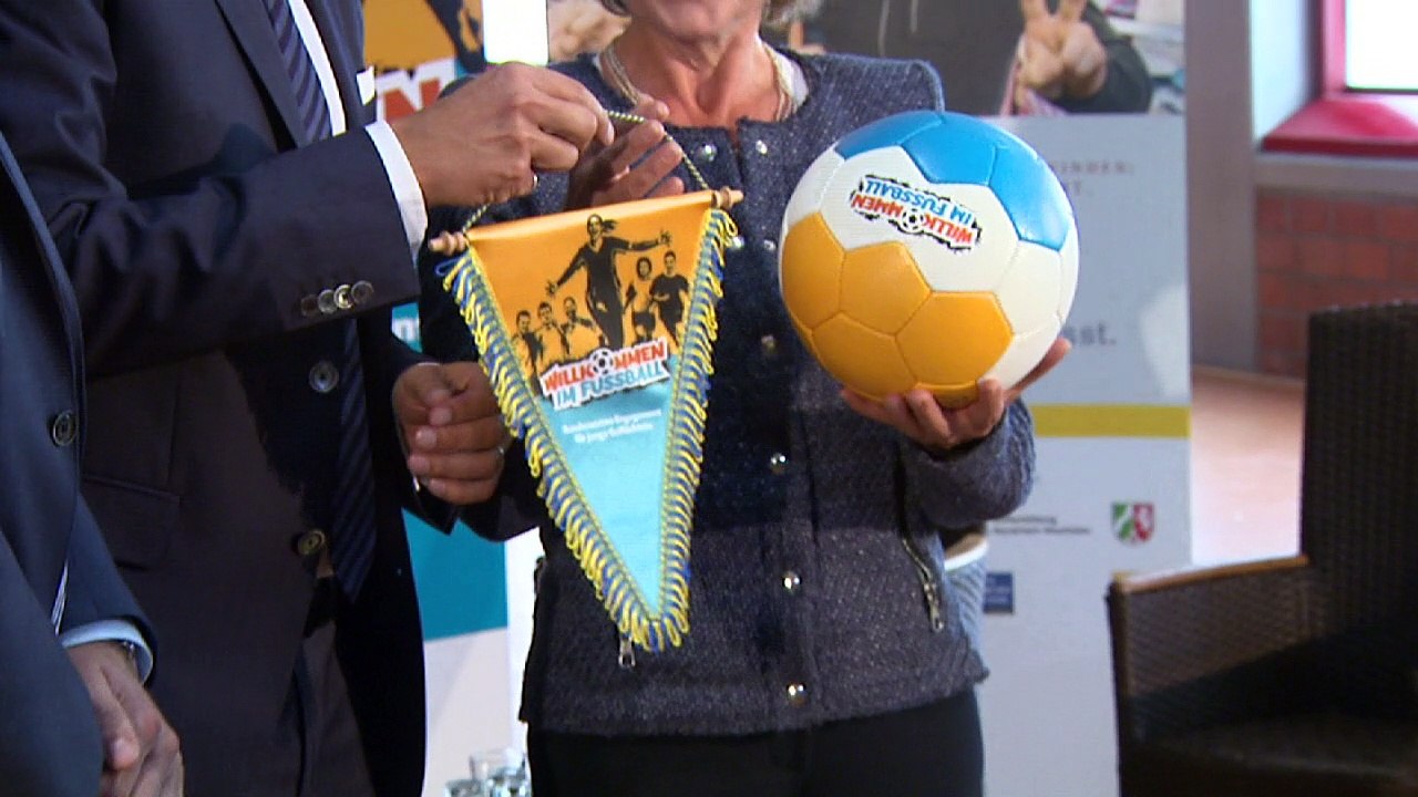 Willkommen im Fußball: Daniela Schadt kickt mit Flüchtlingen