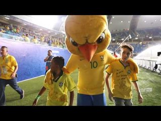 Canarinho faz a festa com a torcida na Arena das Dunas