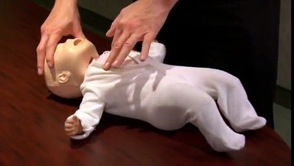 Votre enfant ne respire plus Ce simple geste pourrait lui sauver la vie! Tous les parents devraient le connaître.