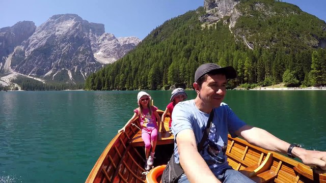 In barca sul lago di Braies