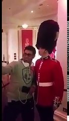 Drole vidéos entre un tourist et un garde royale britanique