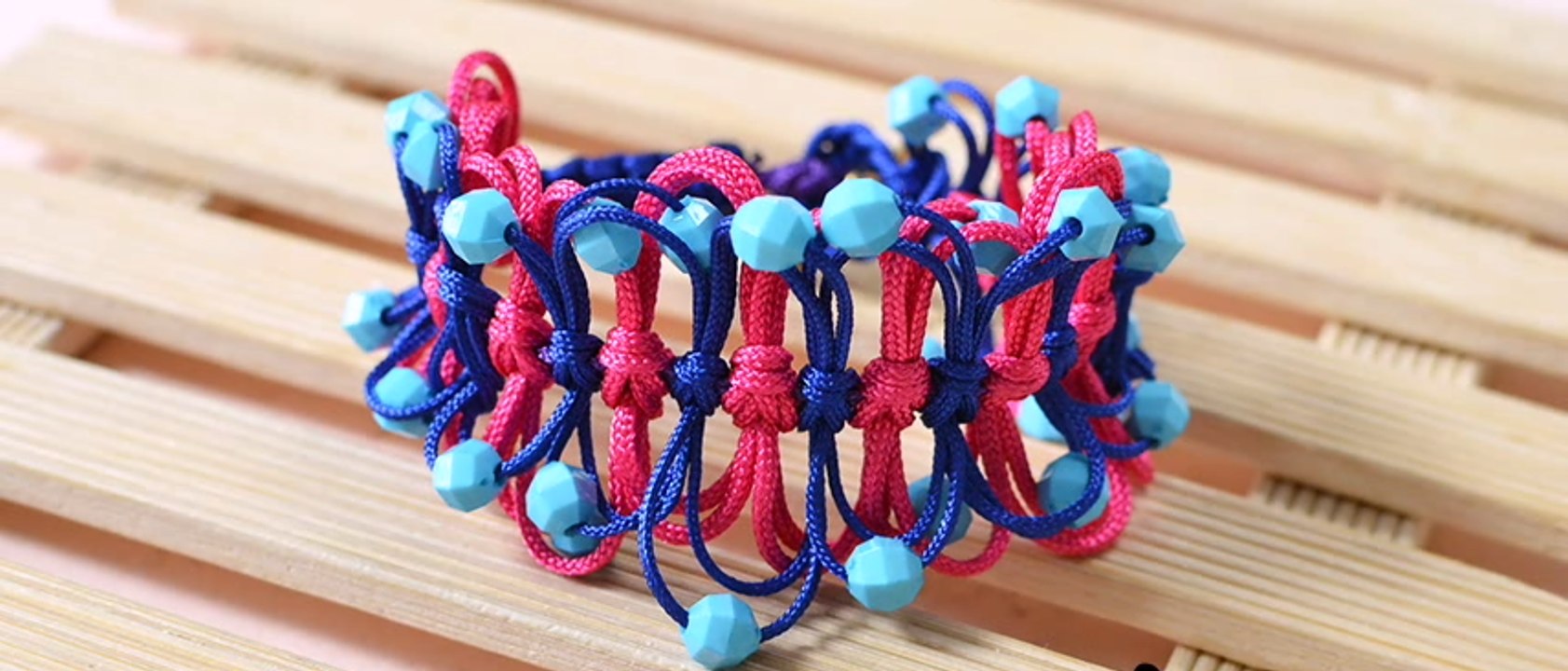 Vidéo 49 (P) Comment faire un bracelet d'aimité avec fil nylon rouge et bleu