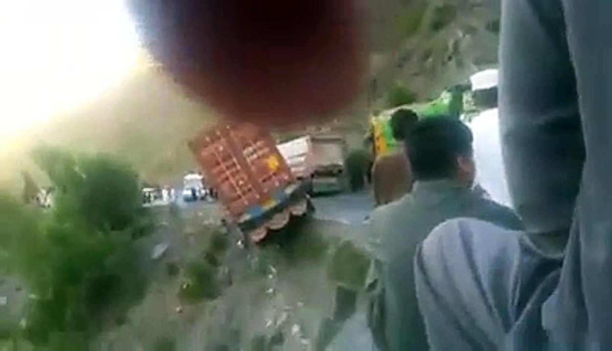 Amazing talent in Pakistan . What a driver viral video . How bravely the driver saved himself and the vehical