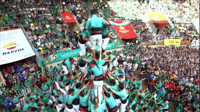 Pyramide humaine à 10 étages... Absolument dingue