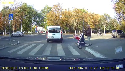 Un papy fait tomber lourdement son petit-fils pas attaché dans la poussette