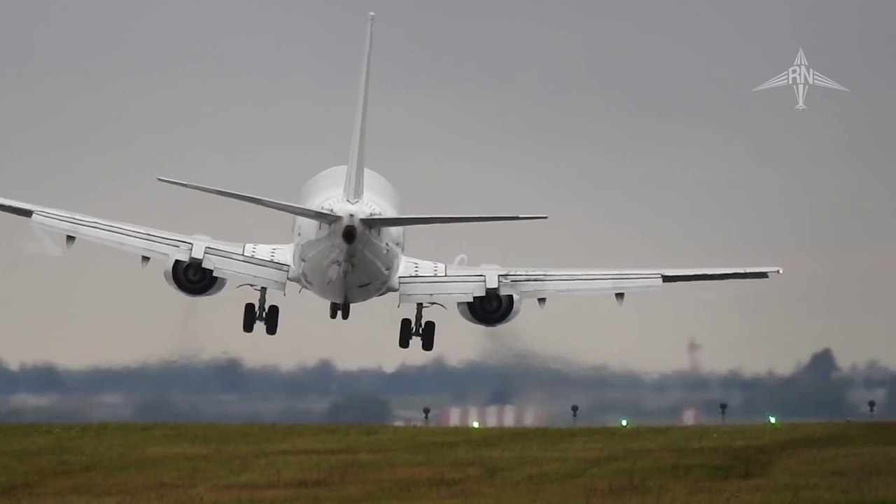 Atterrissage raté d'un avion sous des vents violents à Prague
