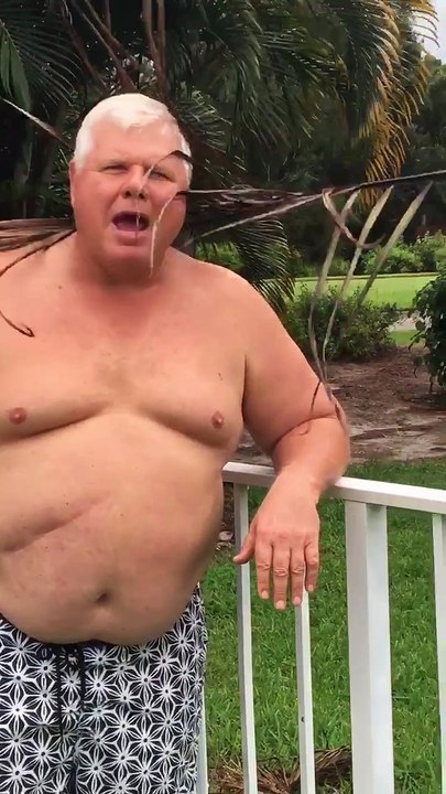 Cet américain se moque de l'ouragan Matthew en simulant pluie et vent LOL