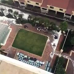 L'eau s'engouffre dans les rues en Floride pendant l'ouragan Matthew