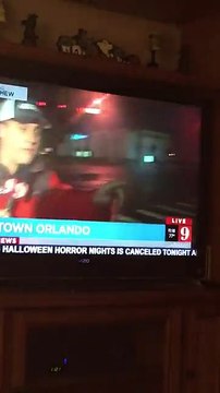 Ce journaliste se plante en direct à la télé pendant l'ourangan Matthew sur une voiture de Police