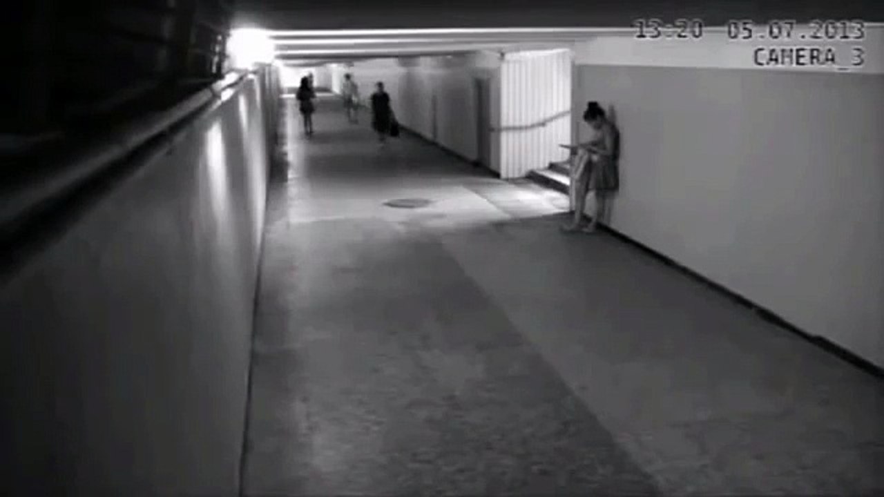 Cet homme s'apprête à agresser cette femme mais ce qui arrive quelques secondes plus tard va lui donner une bonne leçon