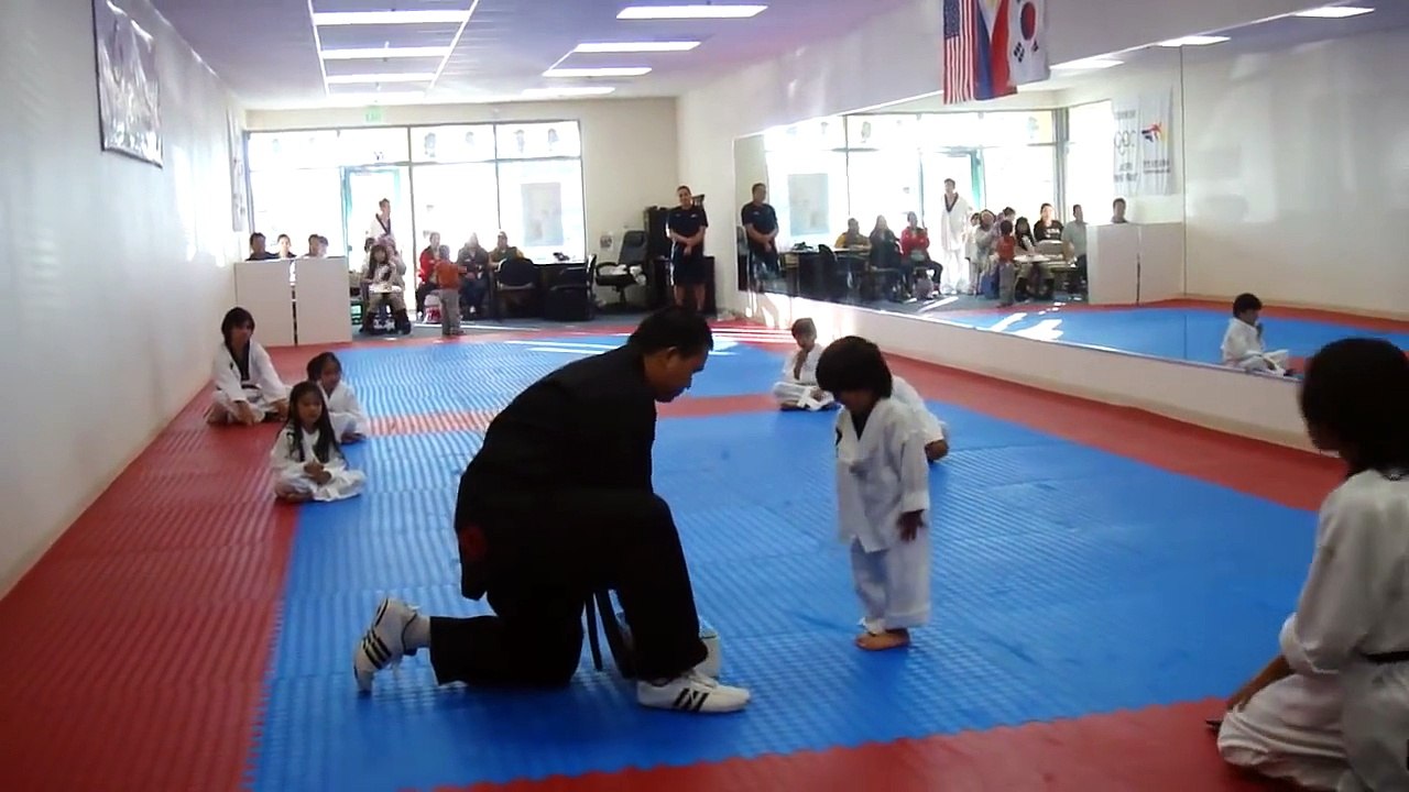 Ce Bout De Chou De 3 Ans Doit Briser Une Planche, Mais Sa Technique À Lui Est À Mourir De Rire !