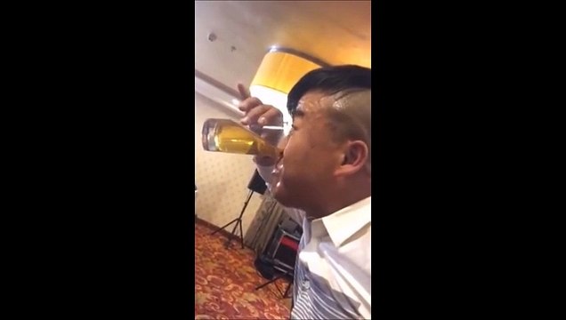 Cet homme vide son verre de bière avec son nez !