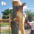 Ce que fait cet artiste avec ce vieux tronc d'arbre est incroyable. Il a vraiment beaucoup de talent ! Chapeau !