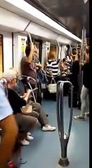 Ce rappeur dans le métro de Barcelone fait danser tout le monde