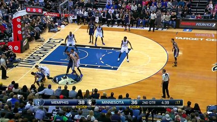 Karl-Anthony Town dunke violemment devant Matt Barnes