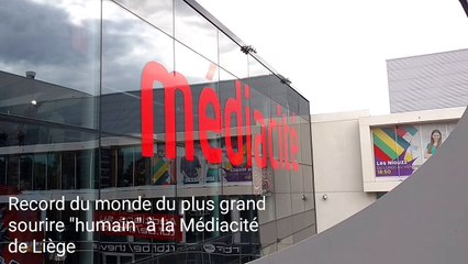 Record du monde du plus grand sourire "humain" à la Médiacité de Liège