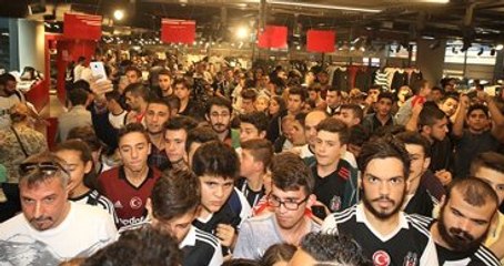 Yüzlerce Beşiktaşlı Taraftar, Adriano'nun İmza Gününe Katıldı