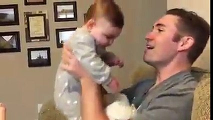 une fillette étonnée par la transformation du visage de son papa.  رضيعة اندهشت من تغير وجه ابيها بعد الحلاقة.