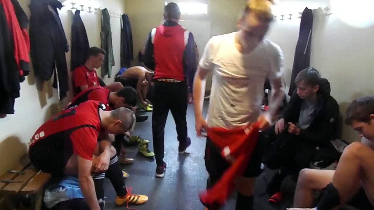 DANS LES VESTIAIRES DES U18 APRES LA VICTOIRE CONTRE ARGENCES 9 OCT 2016