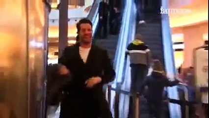 بالفيديو - شاهد رد فعل شاب على فتاة حسناء تحرشت به.