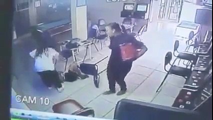 بالفيديو - شاهد ماذا فعل رجل بزوجته بعد ضبطها مع عشيقها فى مكان عام بوضع مخل