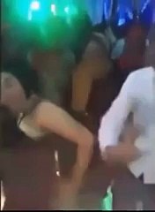 بالفيديو - فتاه تخلع ملابسها وترقص بفرح شعبي فيشاهدها اخوها..شاهد رد فعله