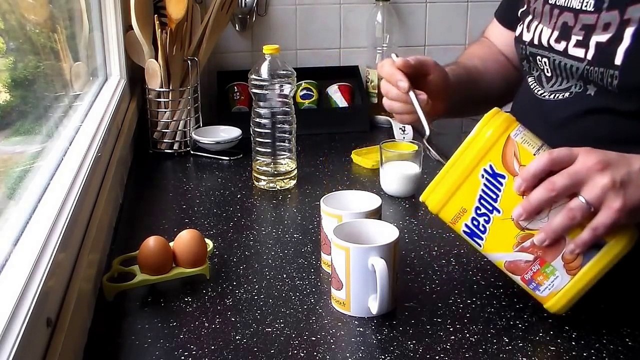 Nul besoin de se faire suer devant un four ou de salir un paquet de vaisselle Ces petits cakes chocolatés sont prêts en moins de 3 minutes