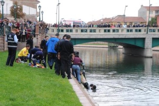 Eskişehir Porsuk Çayı'na Düşen Genç Kurtarılamadı