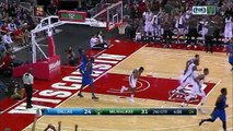 Jabari Parker se cogne la tête contre le cercle en dunkant