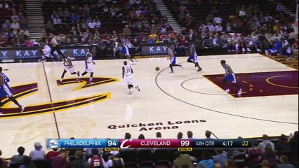 Markel Brown claque un 360 en plein match !