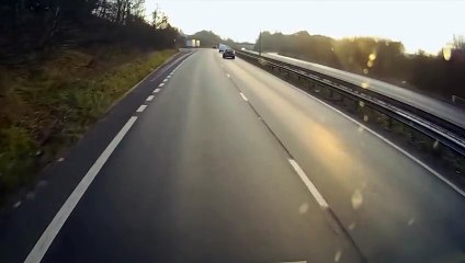 Un chauffeur de camion en excès de vitesse prend une voiture