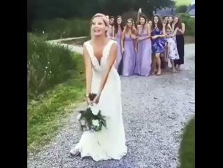 La réaction de ce mec quand sa copine va attraper le bouquet de la mariée est juste MAGIQUE !