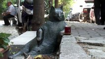 Bronze statue honors famed Istanbul feline Tombili. His favourite 'chilled out' pose