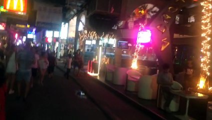 Lahore Mall Road pa rat ko kaya hota hia iak bar zaroor dekha