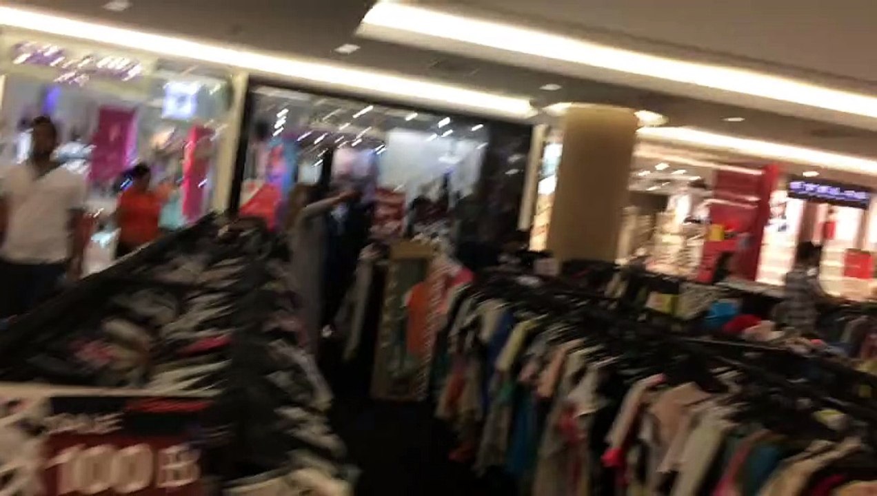 london Shoping mall main Hamara wazeeron sath jo howa p dekh k parshan ho jia gay