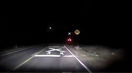 Une bagarre vraiment insolite ! Un automobiliste se fait attaquer par un cerf en pleine nuit