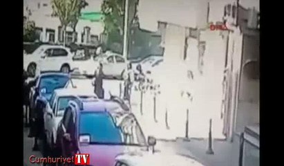 Kadıköy'de korkunç kaza anı... Kamyonun altında vcan verdi