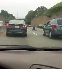 Tricycle on highway- Tricycle sur autoroute